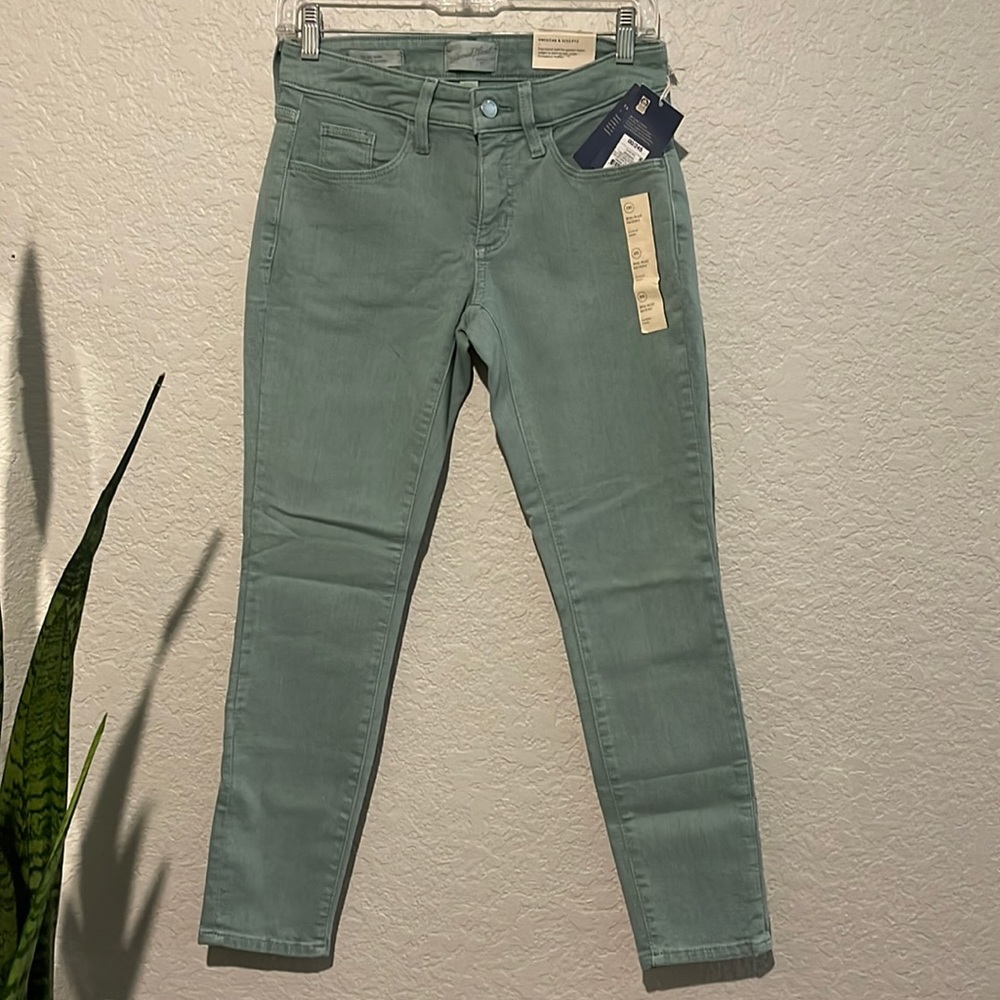 Universal Thread - Smooth and Sculpts. Faded Sage Green, Mid-Rise Skinny Size 00